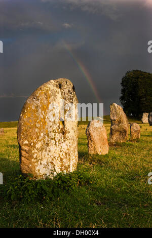 Rainbow su un anello di pietre permanente, cerchio di pietra, Avebury, Wiltshire, Inghilterra, Regno Unito Foto Stock