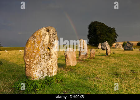 Rainbow su un anello di pietre permanente, cerchio di pietra, Avebury, Wiltshire, Inghilterra, Regno Unito Foto Stock