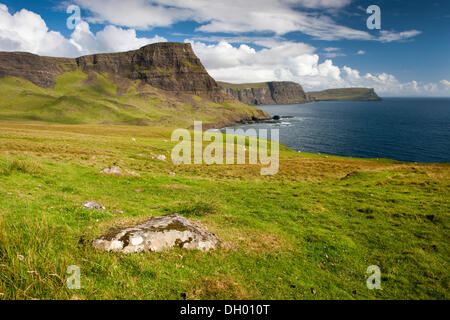 Scogliere, Neist Point, Isola di Skye, Scotland, Regno Unito Foto Stock