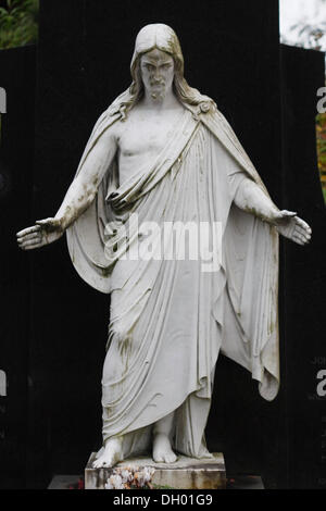 Statua di Cristo su una tomba prima di marmo nero, Westfriedhof cimitero Aachen, Renania settentrionale-Vestfalia Foto Stock