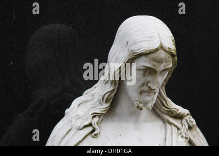 Statua di Cristo su una tomba prima di marmo nero, Westfriedhof cimitero Aachen, Renania settentrionale-Vestfalia Foto Stock