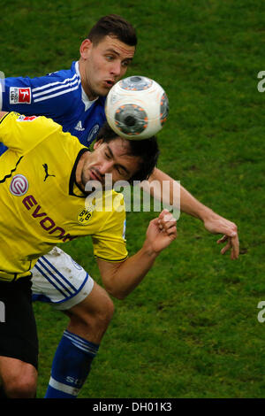 Fussball, Gelsenkirchen , Deutschland , 1. Bundesliga , 10. Spieltag, FC Schalke 04 - Borussia Dortmund 3 -1 in der Veltins Arena Auf Schalke am 26. 10. 2013 Adam SZALAI (S04) li.- und Mats HUMMELS (BVB) ri.- beim Kampf um den Ball © norbert schmidt/Alamy Live News Foto Stock