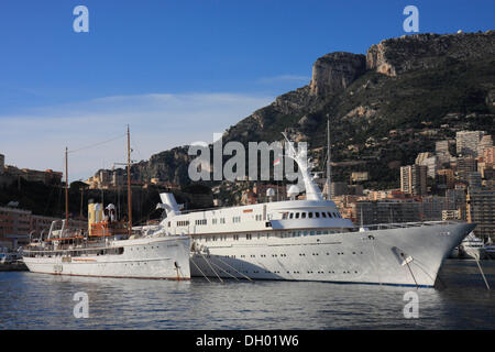 Motoryacht SS Delphine e Atlantis II nel porto di La Condamine, nel retro della città vecchia con il Palazzo del Principe Foto Stock