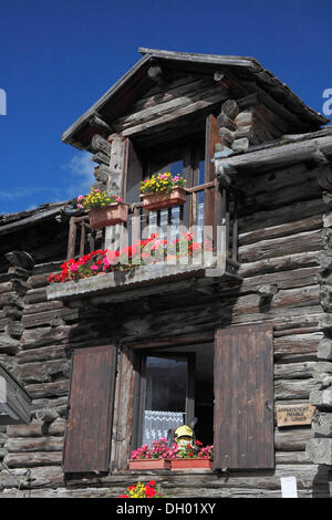 Vecchia casa in legno con balcone, chalet, Saint Véran, villaggio più alto d'Europa, 2040 metri, Queyras Parco Nazionale, Dipartimento Foto Stock