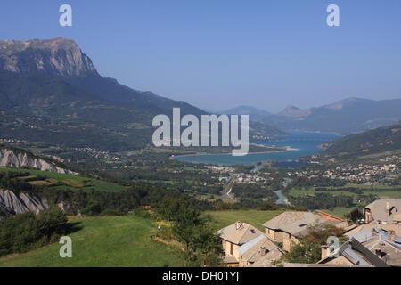 Il lago di Serre-Ponçon e Embrun, Hautes-Alpes reparto, Alpi occidentali, Francia, Europa Foto Stock