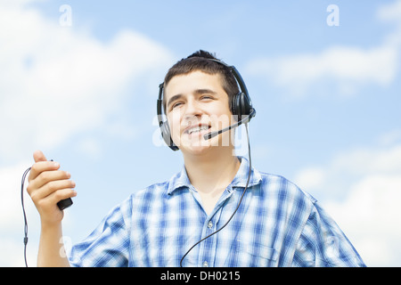 Ragazzo sorridente con cuffie e microfono Foto Stock