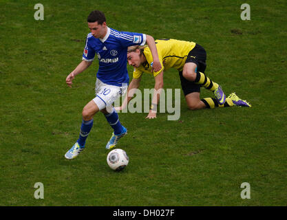 Fussball, Gelsenkirchen , Deutschland , 1. Bundesliga , 10. Spieltag, FC Schalke 04 - Borussia Dortmund 3 -1 in der Veltins Arena Auf Schalke am 26. 10. 2013 Julian DRAXLER (S04) li.- im Zweikampf mit Marcel SCHMELZER (BVB) ri.- © norbert schmidt/Alamy Live News Foto Stock