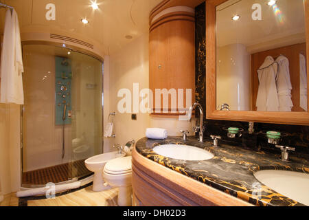Il bagno della cabina armatoriale, LEONARDO II, un cruiser costruito da Azimut, tipo di imbarcazione: Leonardo 98, lunghezza: 30.15 m, costruito nel 2004 Foto Stock
