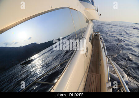 Ringhiera sul lato, LEONARDO II, un cruiser costruito da Azimut, tipo di imbarcazione: Leonardo 98, lunghezza: 30.15 m, costruito nel 2004 Foto Stock