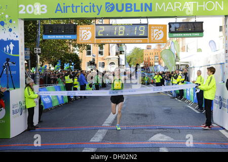 Dublino, Irlanda. 28 ott 2013. Runner irlandese Sean Hehir ha vinto gli uomini di gara del 2013 Airtricity maratona di Dublino in 2:18:19. Egli è il primo corridore irlandese a vincere la maratona in vent'anni. Il vincitore di uomini della gara, Sean Hehir, attraversa la linea del traguardo in 2:18:19. Credito: Michael Debets/Alamy Live News Foto Stock