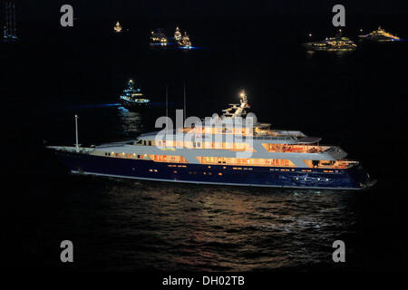 Motor yacht "Laurel", costruito dal cantiere navale "Delta Marine", 73.15m in lunghezza, costruito nel 2006, vela al di fuori del porto Ercole di notte Foto Stock