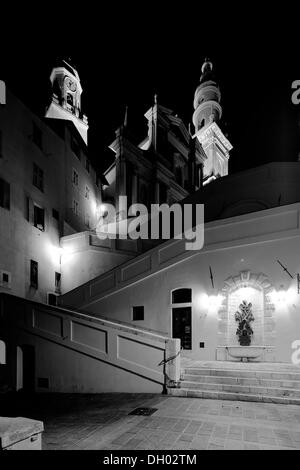 Scala per la chiesa di St Michel di notte, Menton, Alpes Maritimes, Région Provence Alpes Côte d&#39;Azur, in Francia, in Europa Foto Stock