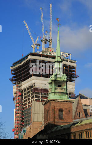 Torre di tutti Hallows dalla torre la Chiesa di fronte alla alta luogo sito in costruzione di 20 Fenchurch Street, City of London Foto Stock