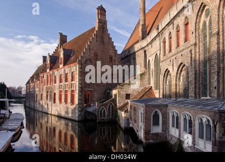 L'ex xiii secolo Ospedale San Giovanni, o Sint Jans Hospitaal, sul canal, Bruges, Belgio. Foto Stock