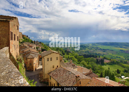 A sud-ovest vista da Montepulciano, Montepulciano, Toscana, Italia Foto Stock