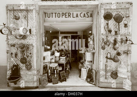 Il vecchio hardware store, San Qurico d'Orcia, Toscana, Italia Foto Stock