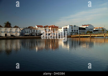 Le case patrizie di Tavira si riflettono nel fiume Gilao, Tavira, Algarve, Portogallo, Europa Foto Stock