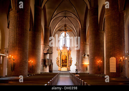 Interno e altare della chiesa di San Nicola a Flensburg, Schleswig-Holstein Foto Stock