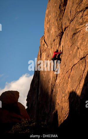 Scalatore su una roccia, Hidden Valley, Joshua Tree National Park, California, Stati Uniti Foto Stock