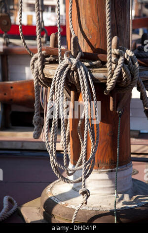 Vista in dettaglio di corde di una piccola nave a vela nel porto di Greifswald, Meclemburgo-Pomerania Occidentale Foto Stock