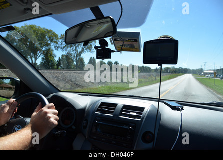 Elettronica in auto dash. Driver sul vecchio tracciato 66 con Sat Nav e il telefono cellulare, dash cam e strada a pedaggio pass. (TomTom goPro iPhone) Foto Stock