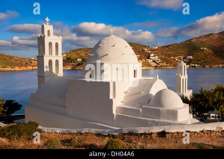 La chiesa bizantina di agia irene sul porto di ormos, ios cicladi grecia, europa Foto Stock