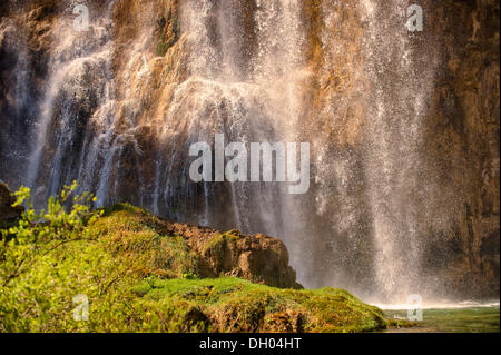 Cascata di oltre il travertino depositi di Plitvice, il parco nazionale dei laghi di Plitvice, patrimonio mondiale dell UNESCO, Croazia, Europa Foto Stock