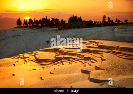 Pamukkale travetine terrazza, bianco di carbonato di calcio formazioni rocciose, al tramonto, Turchia Foto Stock