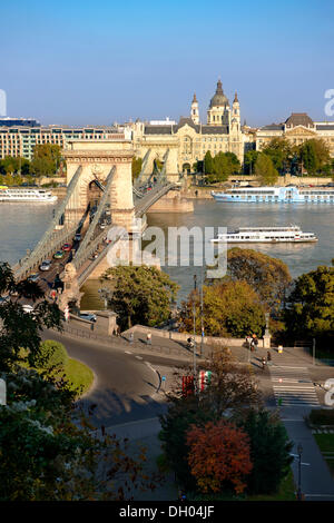 Veduta sul Danubio a Pest dal castello di Buda Hill, con la catena szecheni bridge, lanchid, budapest, Ungheria, europa Foto Stock