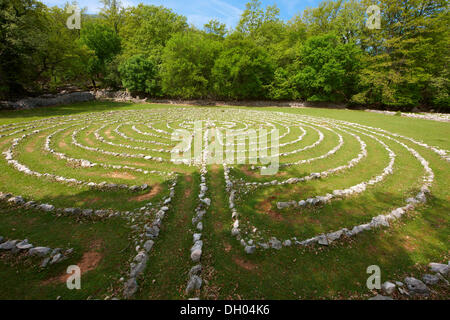 Vesna labirinto della replica di un labirinto trovata nella cattedrale di Notre Dame, foresta tramuntana, isola di Cres, Croazia, Europa Foto Stock