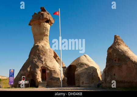 Stazione di polizia Fairy Chimneys vicino Zelve, Cappadocia, Turchia Foto Stock