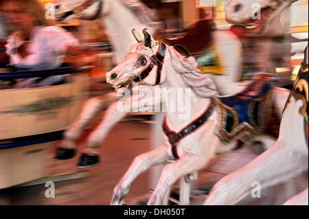 Giostra in legno cavallo, storico Oktoberfest a Monaco di Baviera, Baviera, Baviera Foto Stock