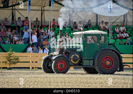 Vecchio Lanz Bulldog trattore dal 1939, storico Oktoberfest a Monaco di Baviera, Baviera, Baviera Foto Stock