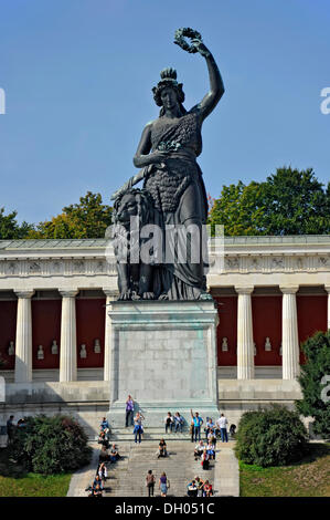 Statua di bronzo di Baviera nella parte anteriore dell'edificio Ruhmeshalle, Monaco di Baviera, Baviera, Baviera Foto Stock