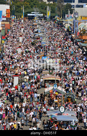 Strada della birra tende, festival Oktoberfest a Monaco di Baviera, Baviera, Baviera Foto Stock