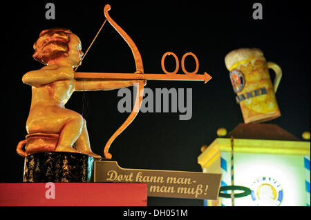 Amorino con arco e frecce rivolte verso la toilette, festival Oktoberfest a Monaco di Baviera, Baviera, Baviera Foto Stock