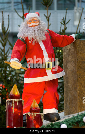 Santa Claus, figura tenendo un hot dog a un mercato di Natale, Franz-Josef-Strauss-Airport, Monaco di Baviera, Baviera, Baviera Foto Stock