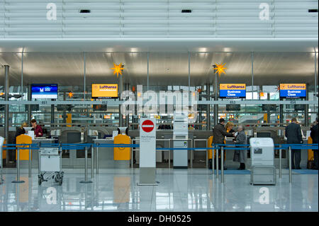 Sala partenze, terminale 2, Lufthansa banchi di check-in, Franz-Josef-Strauss-Airport, Monaco di Baviera, Baviera, Baviera Foto Stock