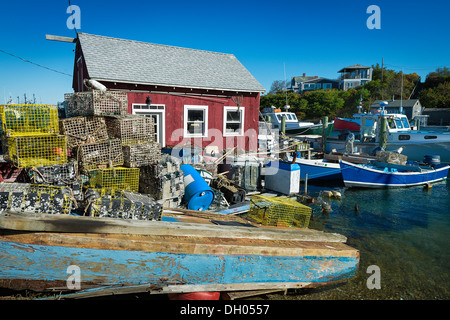 La pesca shack, aragosta trappole e barche nel villaggio di Menemsha, Chilmark, Martha's Vineyard, Massachusetts, STATI UNITI D'AMERICA Foto Stock