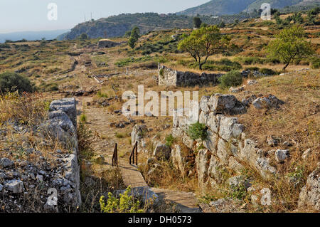 Le rovine e i resti di mura, sito archeologico della antica città romana di Norba, del IV secolo A.C. nei pressi di norma, Monti Lepini Foto Stock