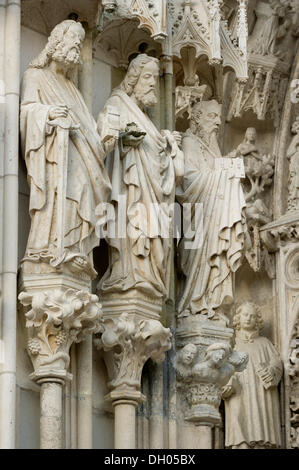 Sculture di santi sul portale, la Cattedrale di San Pietro, Regensburg, Alto Palatinato, Bavaria Foto Stock