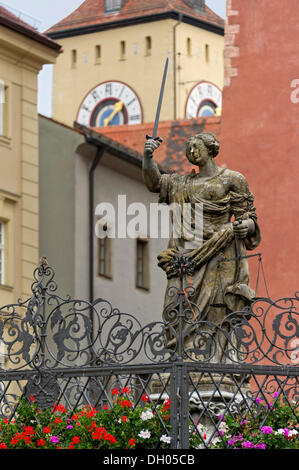 Statua di Lady giustizia, Fontana di giustizia, Haidplatz square, torre del municipio, la città vecchia di Ratisbona, Palatinato superiore Foto Stock