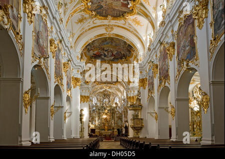 Arredi in stile rococò, navata della chiesa Collegiata di Nostra Signora o vecchia cappella, centro storico di Regensburg Foto Stock