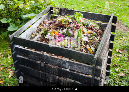 Il compost bin in giardino Foto Stock