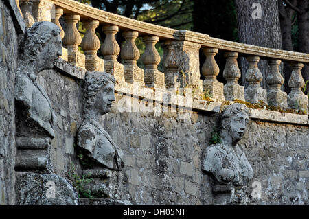 Muse figure sulla Fontana di Pegasus, Villa Lante di Bagnaia, Lazio, Italia Foto Stock