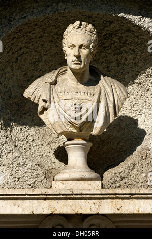 Busto decorativo dell'imperatore romano Giulio Cesare, da Josef Rauch, la parete esterna del Museo Nazionale Bavarese Foto Stock