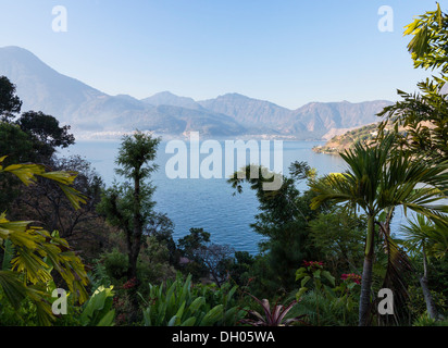 Alba sul lago Atitlan in Guatemala formata dal cratere del vulcano. La città di San Pedro La Laguna a distanza Foto Stock