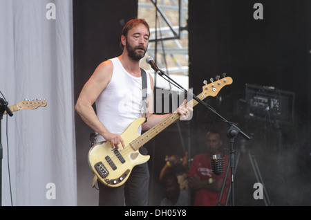 Belga di rock band dEUS esegue in un giorno perfetto Festival (SI) 2012 Foto Stock