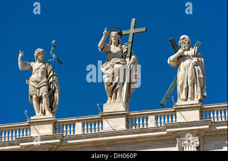 Statue monumentali di Giovanni Battista, Gesù Cristo e un apostolo sulla facciata della Basilica di San Pietro, Piazza San Pietro Foto Stock