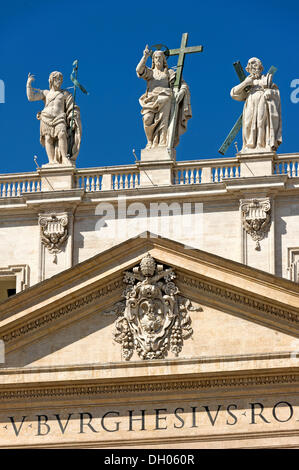 Statue monumentali di Giovanni Battista, Gesù Cristo e un apostolo sulla facciata della Basilica di San Pietro, Piazza San Pietro Foto Stock